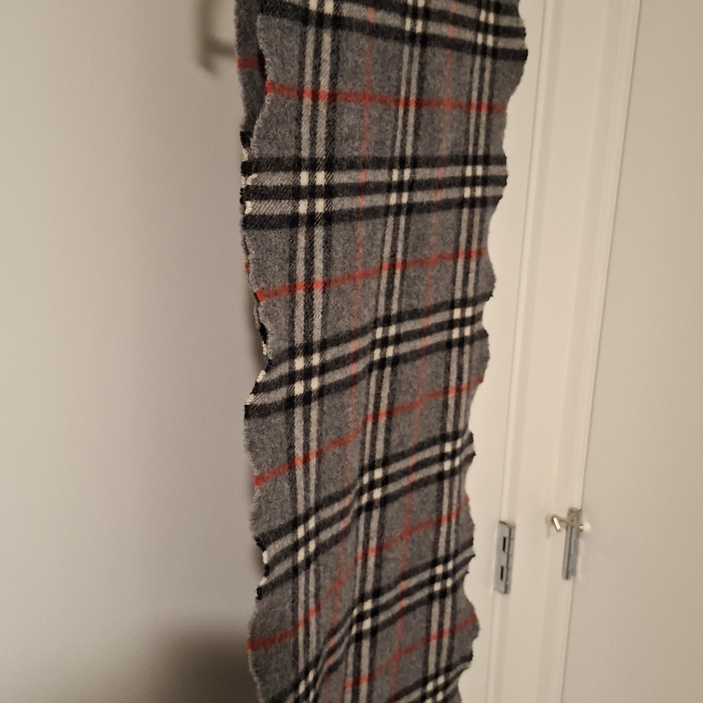 Burberry Men's Gray, Red and White Classic 100% Lambswool Scarf - Picture 5 of 5